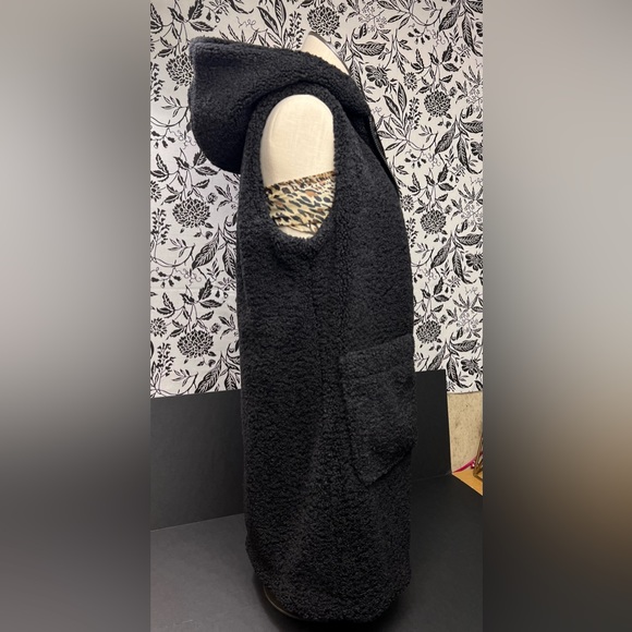 Sam Edelman NWOT Hooded Faux Fur
Teddy Vest Medium - Picture 8 of 12